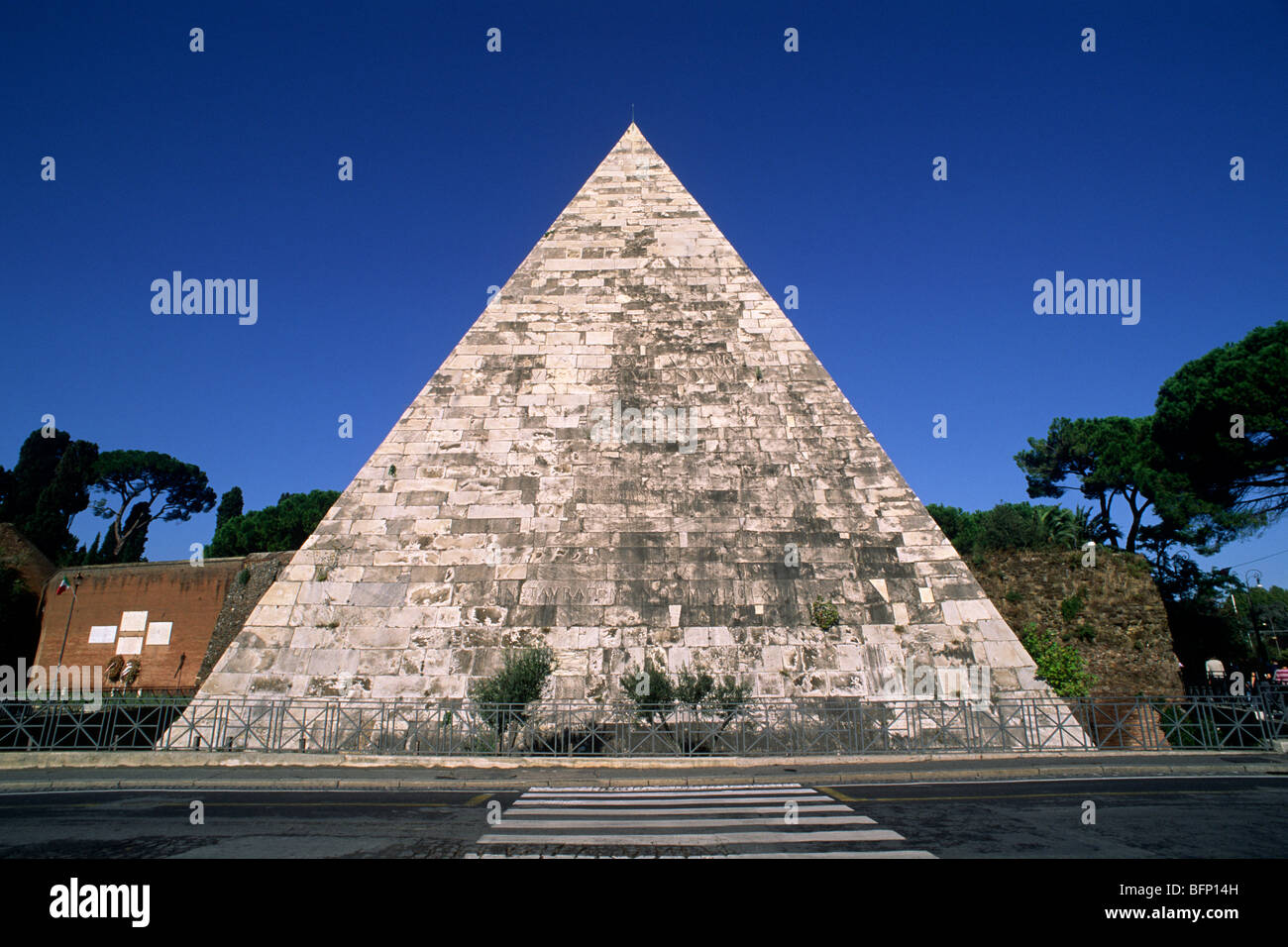 Italy, Rome, pyramid of Caio Cestio Stock Photo - Alamy