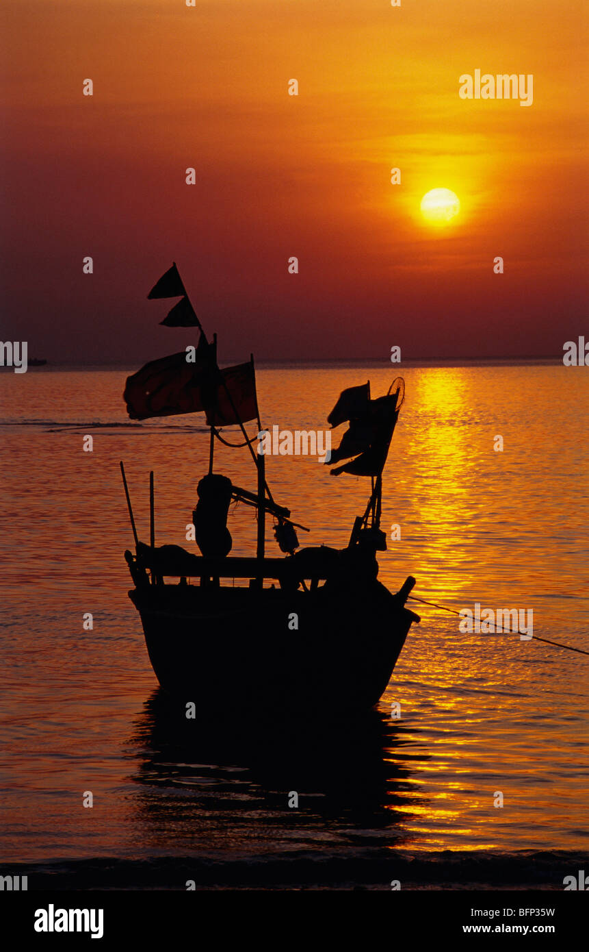 Fishing boats sea sunset hi-res stock photography and images - Alamy