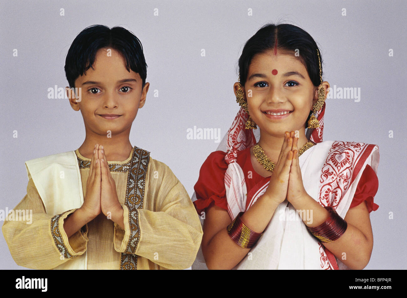 vda 63647 boy and girl dressed as bengali couple in welcome pose mr502501 BFP4JR
