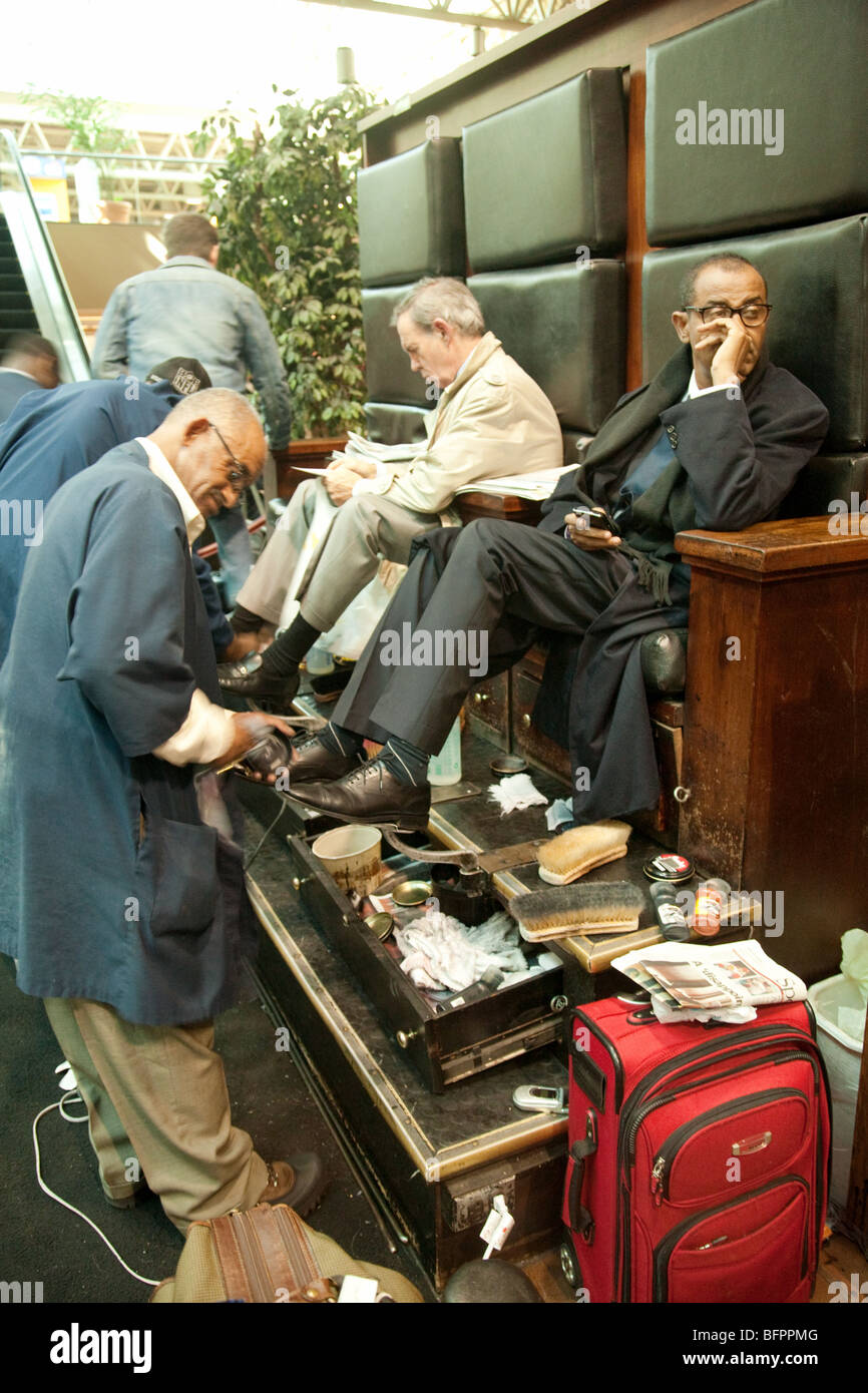 Shoe shine workers hi-res stock photography and images - Alamy