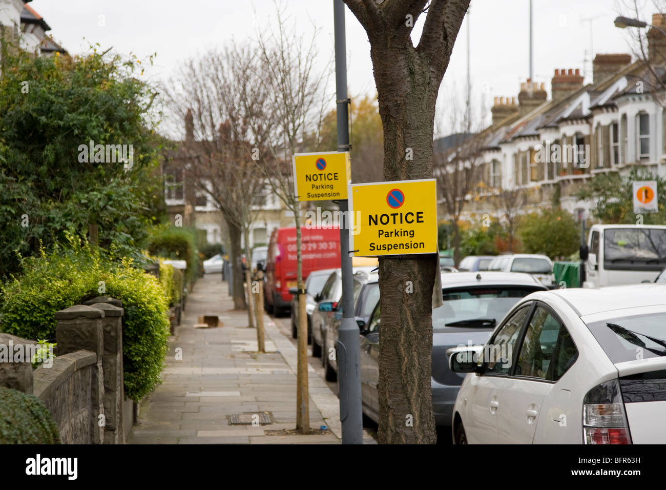 No parking warning signs hi-res stock photography and images - Alamy