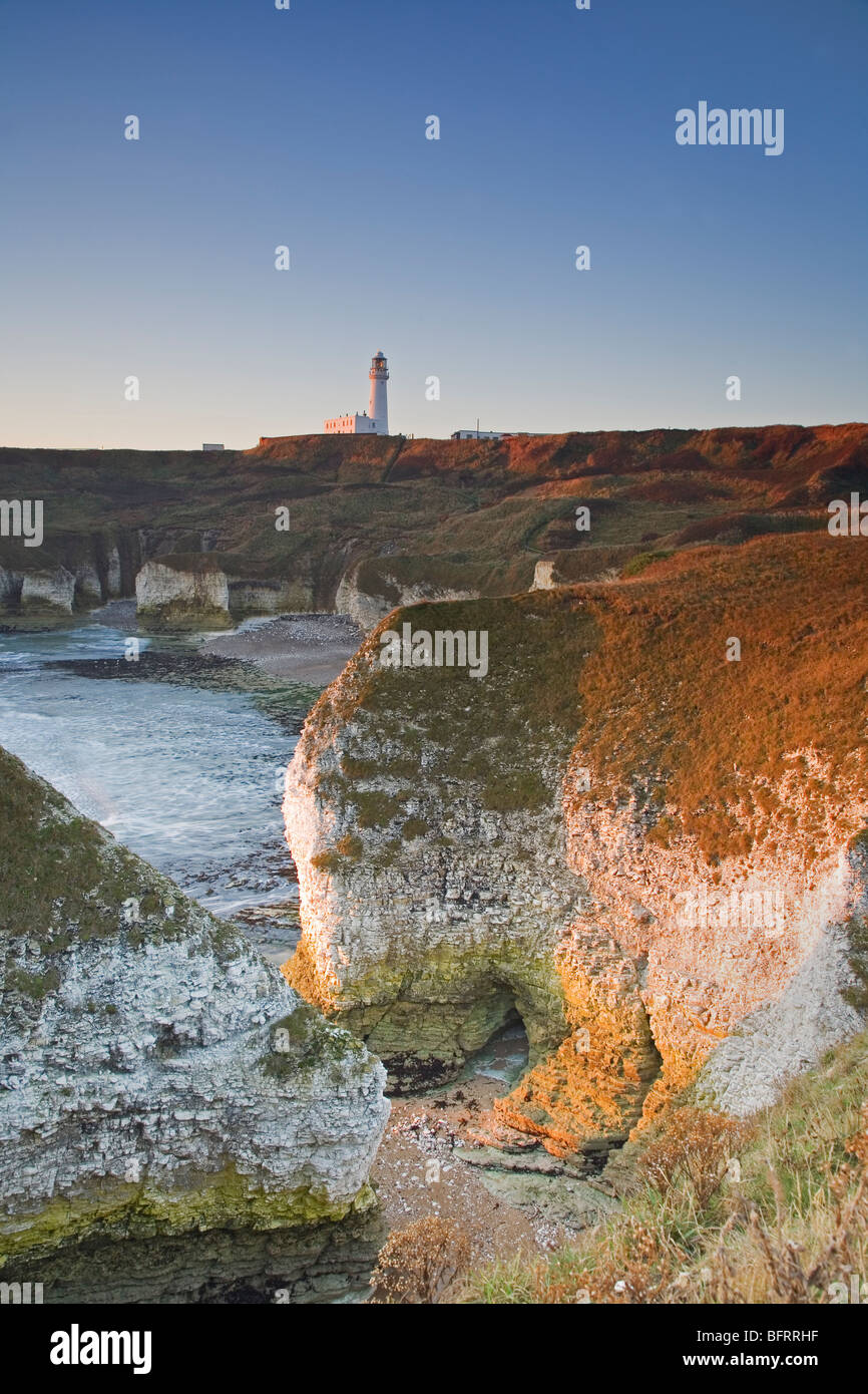 The white chalk cliffs and Lighthouse at Flamborough Head on the East Coast, Flamborough, East Yorkshire, UK Stock Photo
