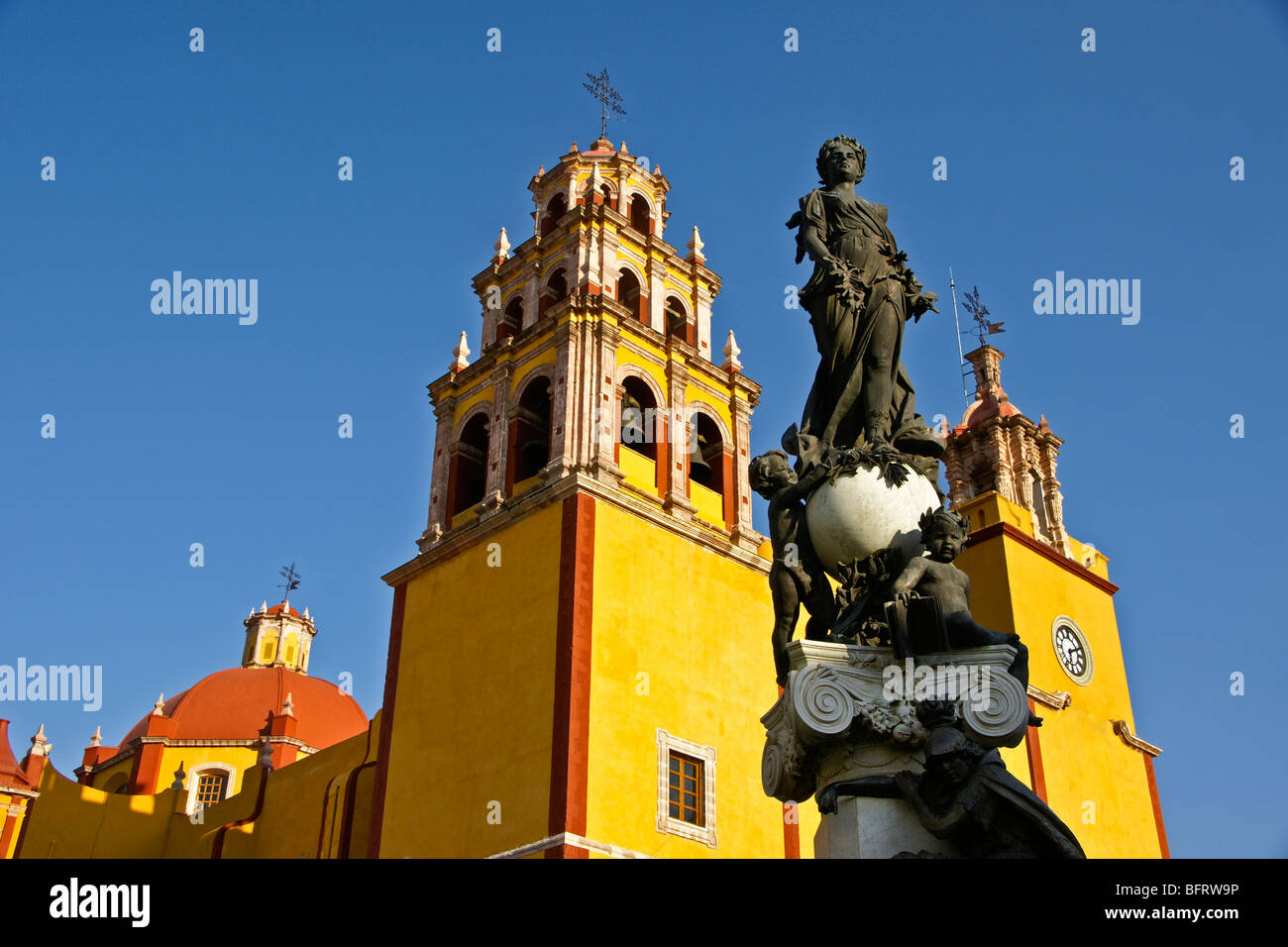 Basilica of Our Lady of Guanajuato with statue on fountain in Plaza del la Pax Stock Photo