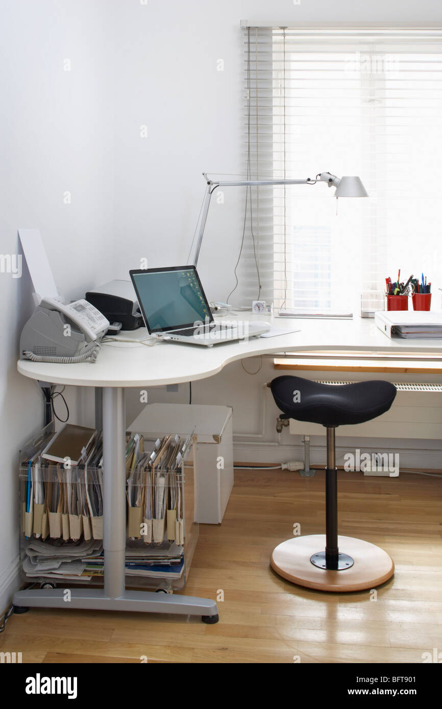 Flatscreen office hires stock photography and images Alamy