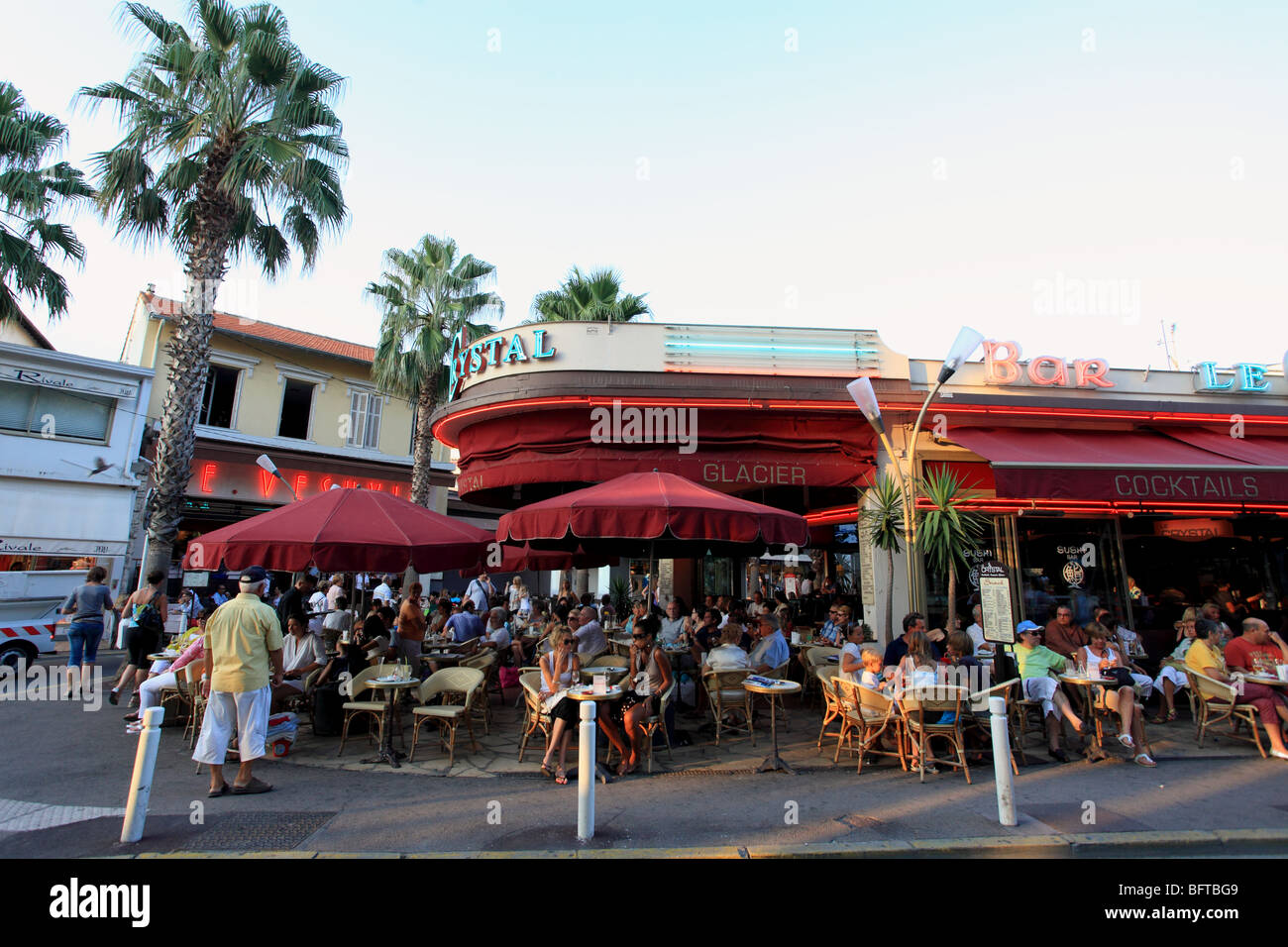 Juan les Pins outdoor restaurant in summer time near Cannes Stock ...