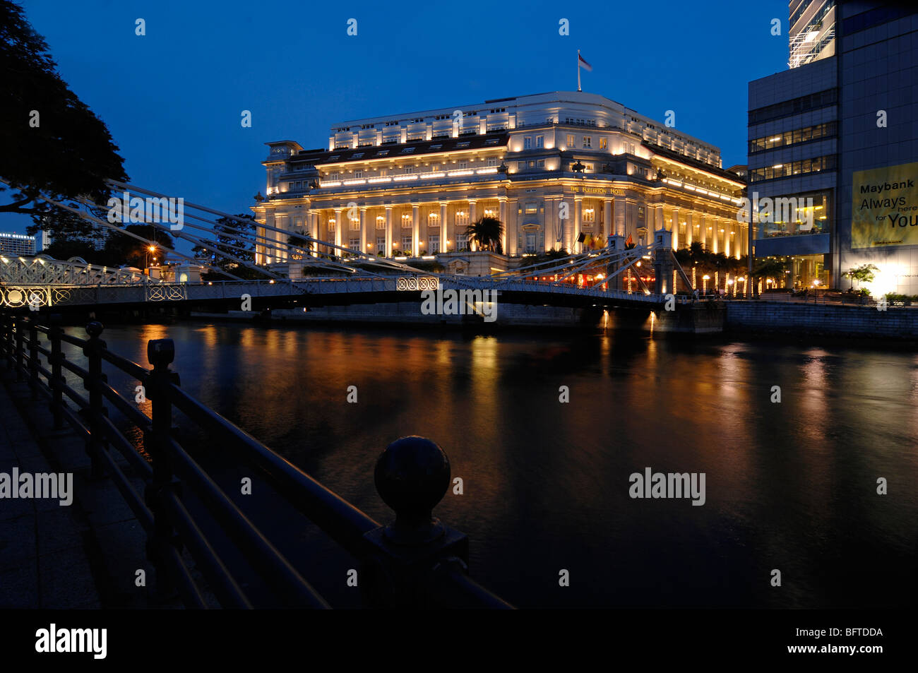 Fullerton hotel singapore lit hi-res stock photography and images - Alamy