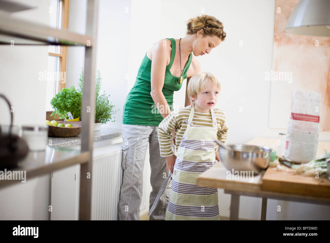 Где сын соблазняет маму. Кухня и сын. Фотосессия мама с сыном на кухне. Русская мама на кухне сын.