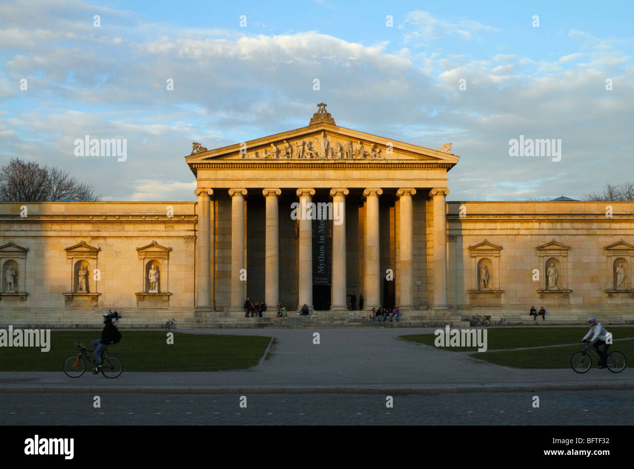 View of the Glyptothek building in the Munich Konigsplatz, glowing in ...
