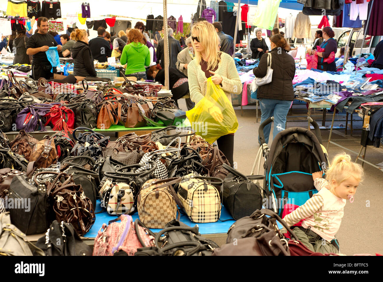 Handbags stall hi-res stock photography and images - Page 5 - Alamy