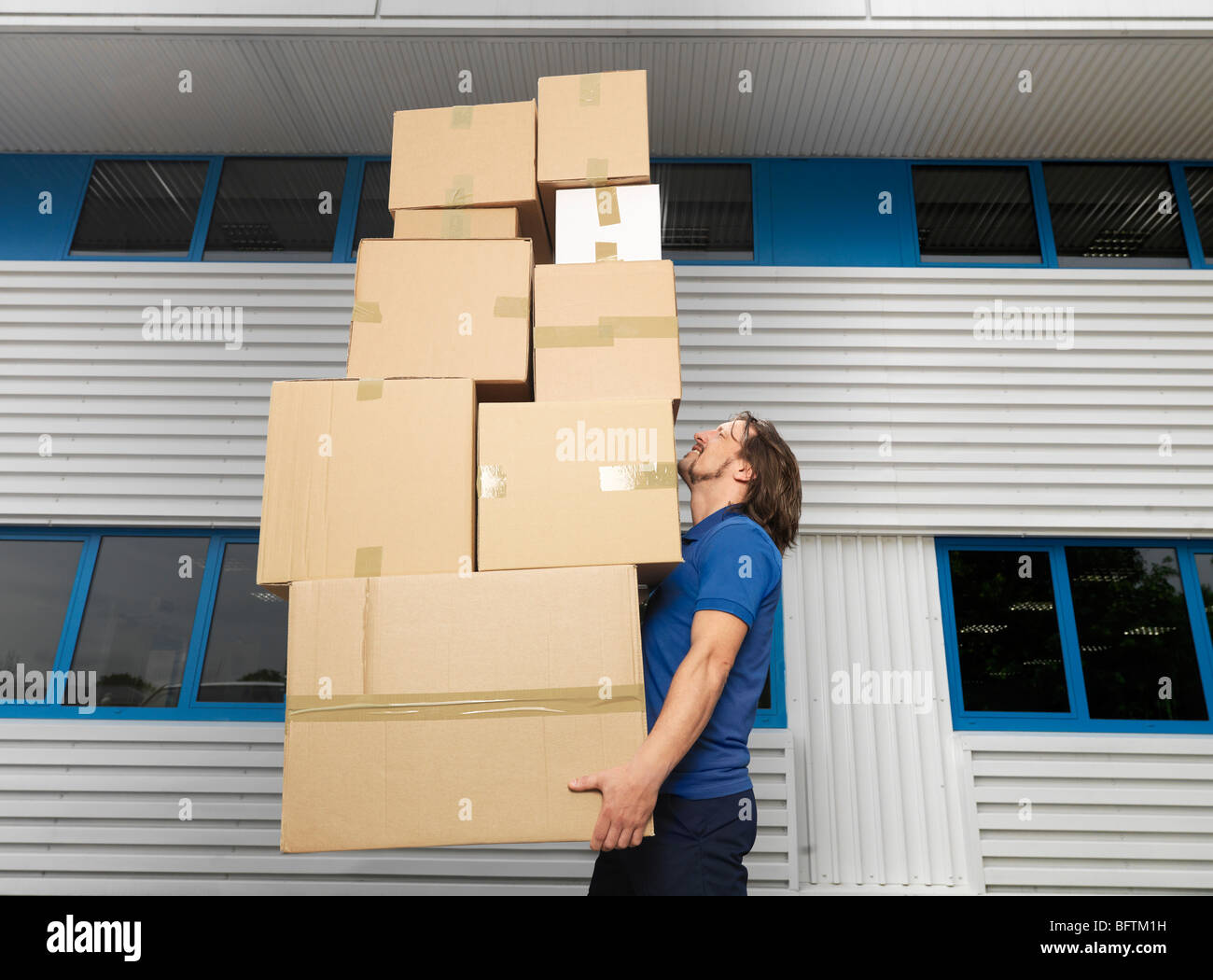 Man Lifting Heavy Box High Resolution Stock Photography and Images Alamy