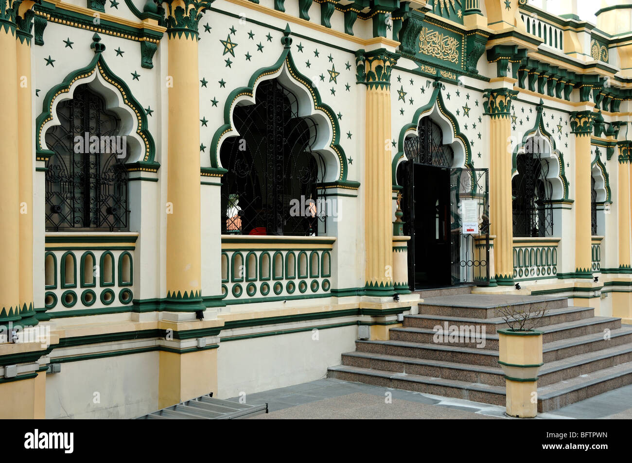 Abdul Gaffoor Mosque, or Masjid Abdul Gaffoor, (1907) Indo-Saracenic Style with Oriental or Arabic style Arches, Little India, Singapore Stock Photo