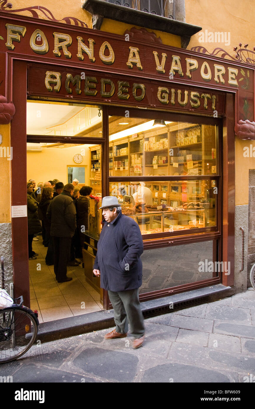 A customer outside Forno a Vapore in Lucca, Tuscany, Italy. Focaccia is a  local flat bread sold here Stock Photo - Alamy