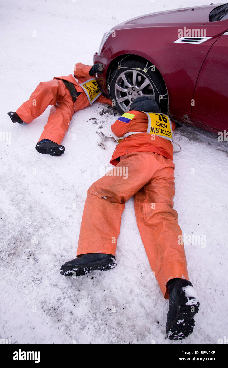 Fitting snow chains hires stock photography and images Alamy