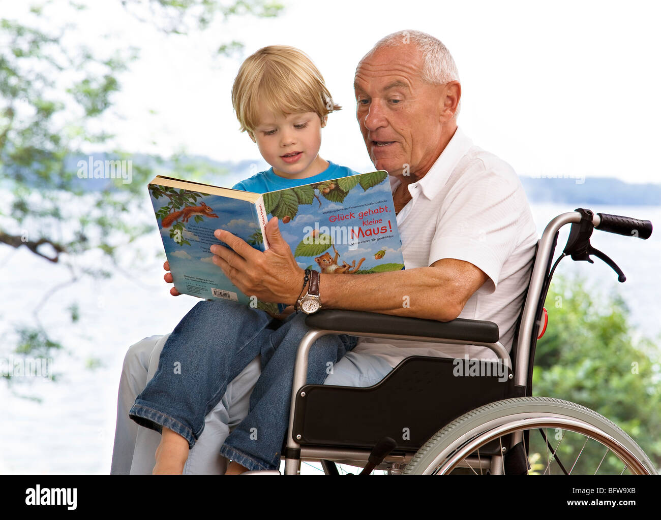 Читать внук 3. Дедушка с книгой. Дедушка с книгой в руках. Картинки мальчиков с дедушкой и книгой. Дедушка показывает мальчику книгу.