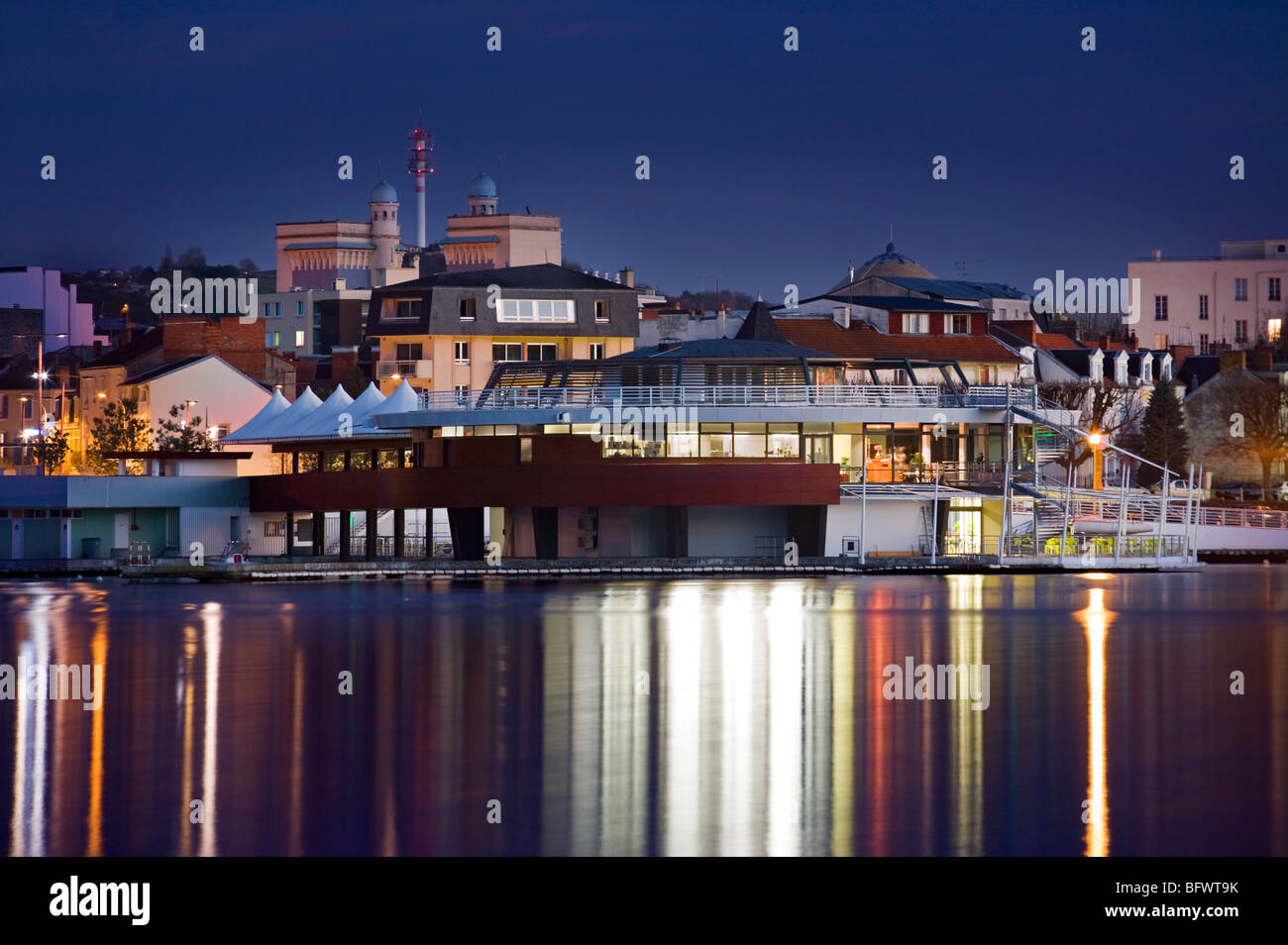 In the night, the right bank of the Allier Lake (Vichy - France). Rive droite du lac d’Allier vue de nuit (Vichy - France). Stock Photo