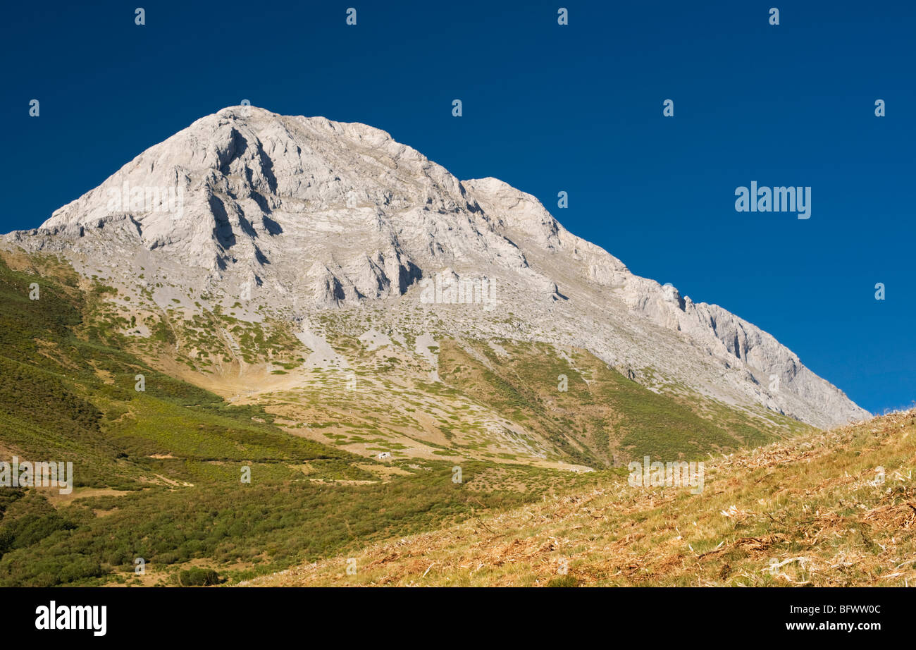 Espigüete, a high limestone peak in the Cantabrian Mountains of northern Spain Stock Photo