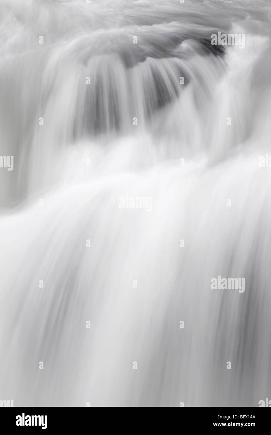 The flowing waters of the athabasca river rushing over the Sunwapta Falls Stock Photo