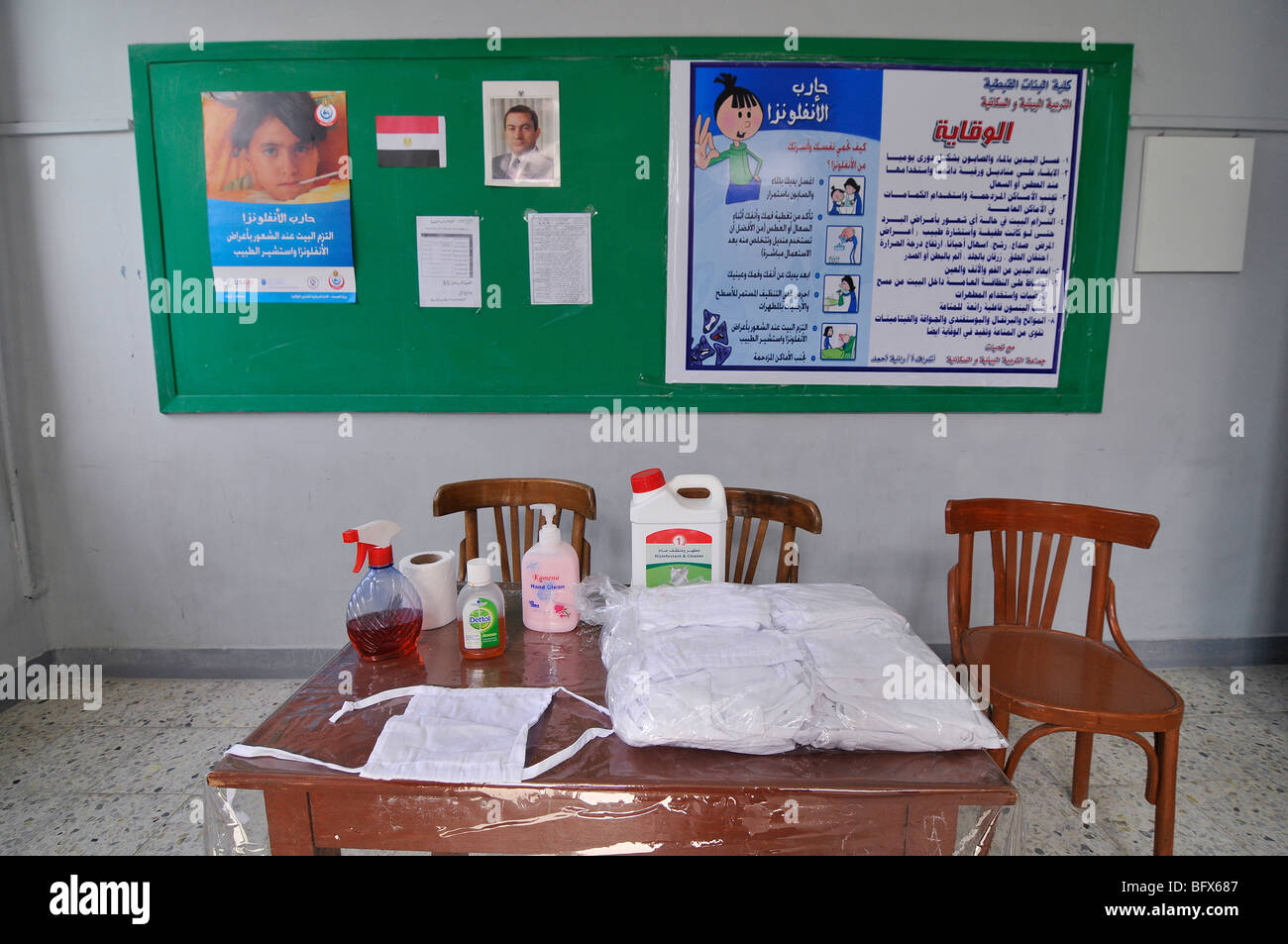 Girls swine flu mask hi-res stock photography and images - Alamy