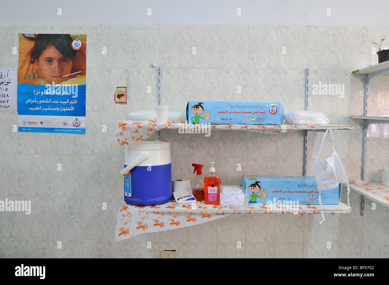 Girls swine flu mask hi-res stock photography and images - Alamy