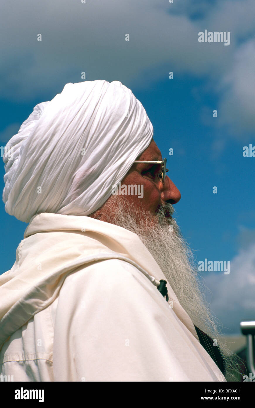 Sikh Man, Elderly East Indian / South Asian Man wearing White Turban and Traditional Clothing, Profile Stock Photo