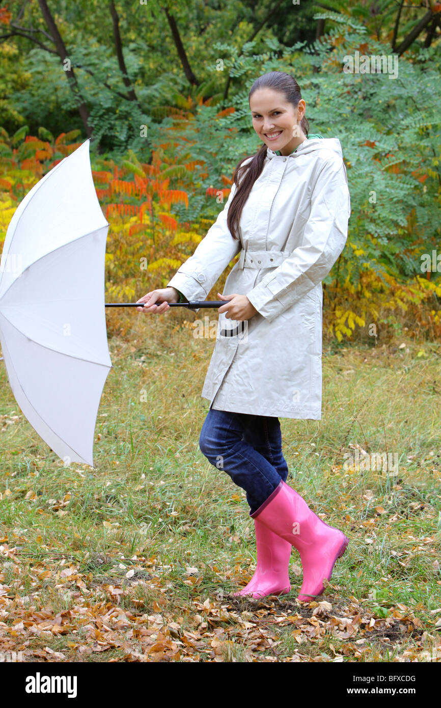 Frau mit Regenschirm im Herbst, woman with open umbrella Stock Photo - Alamy