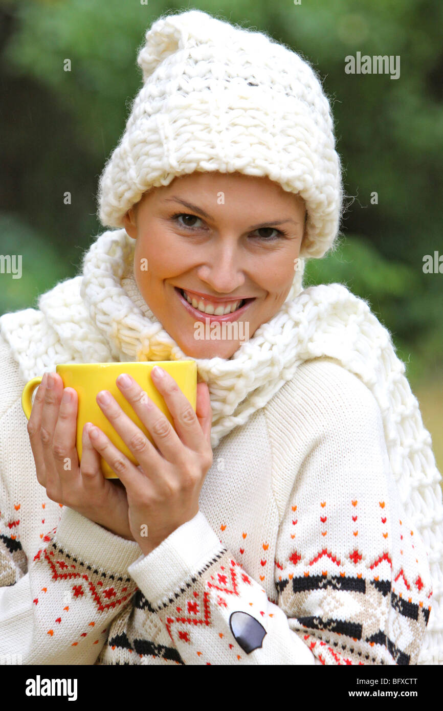 Junge Frau im Herbst trinkt Tee Portrait, young woman in the autumn drinks tea Stock Photo