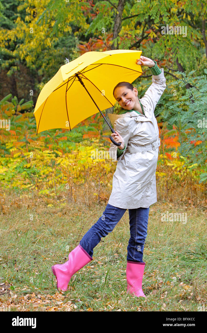 Frau mit Regenschirm im Herbst, woman with open umbrella Stock Photo - Alamy