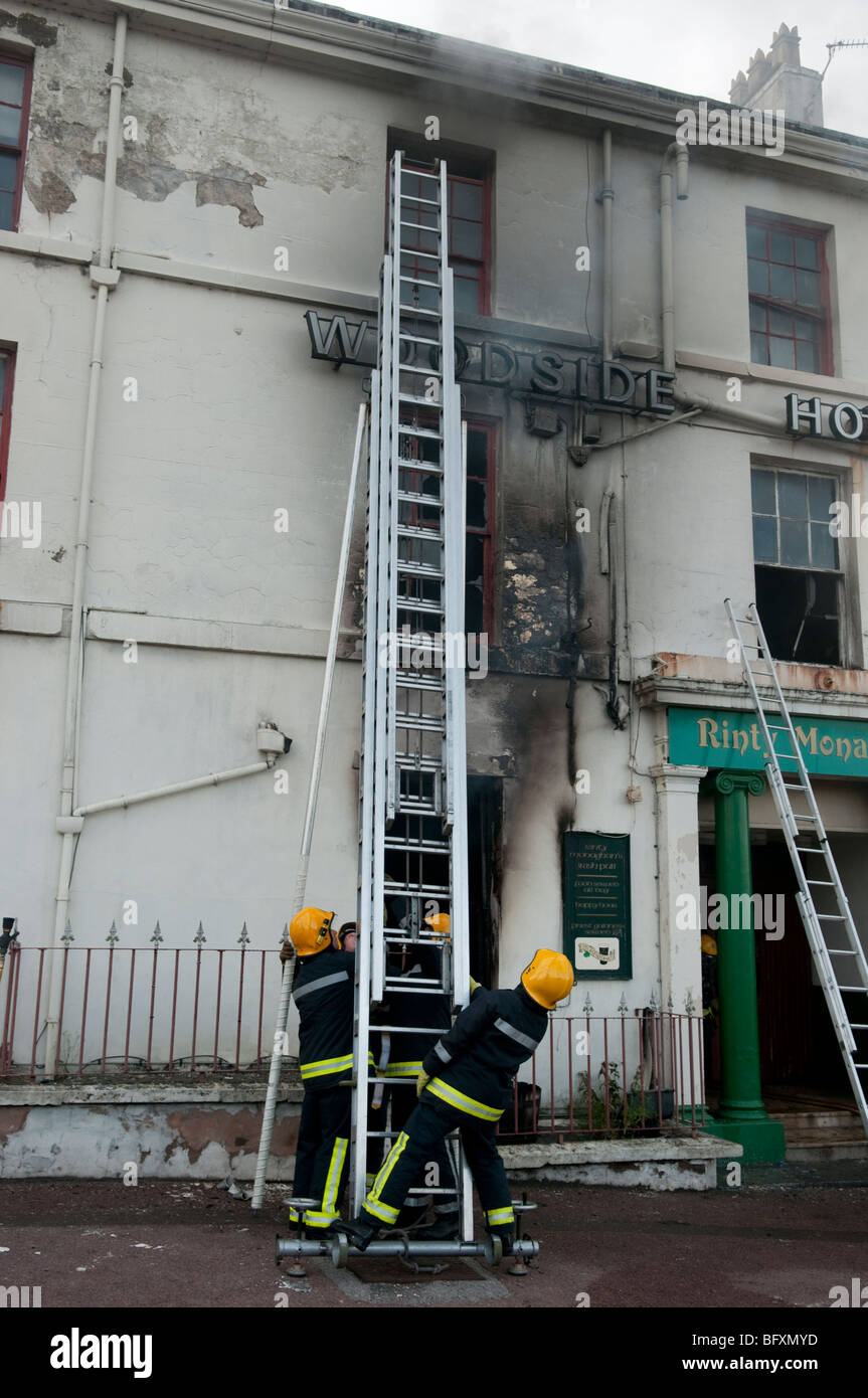 Firefighters pitch 135 ladder against hotel and pub on fire Stock Photo Alamy