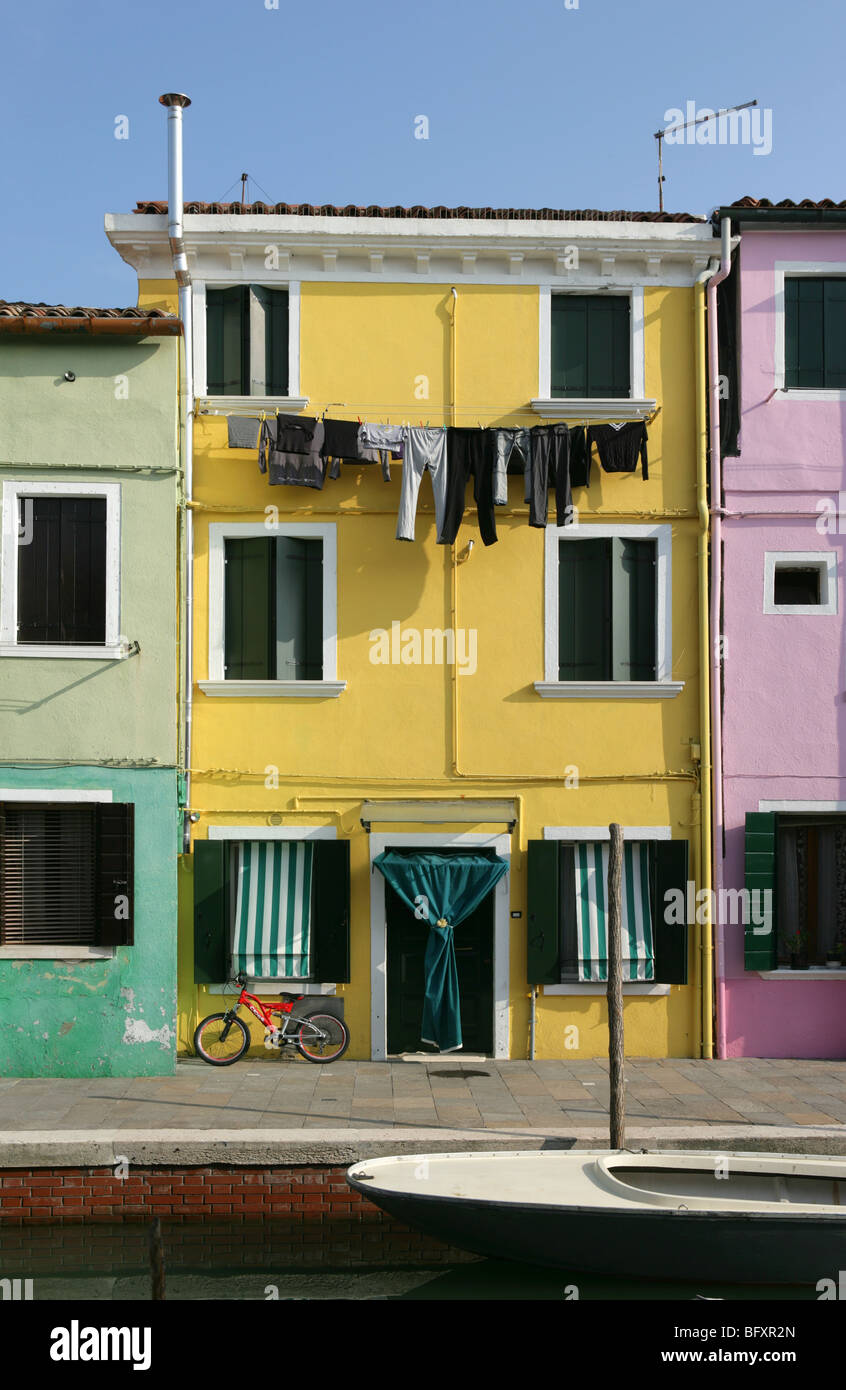 Bicycle at yellow house hi-res stock photography and images - Alamy