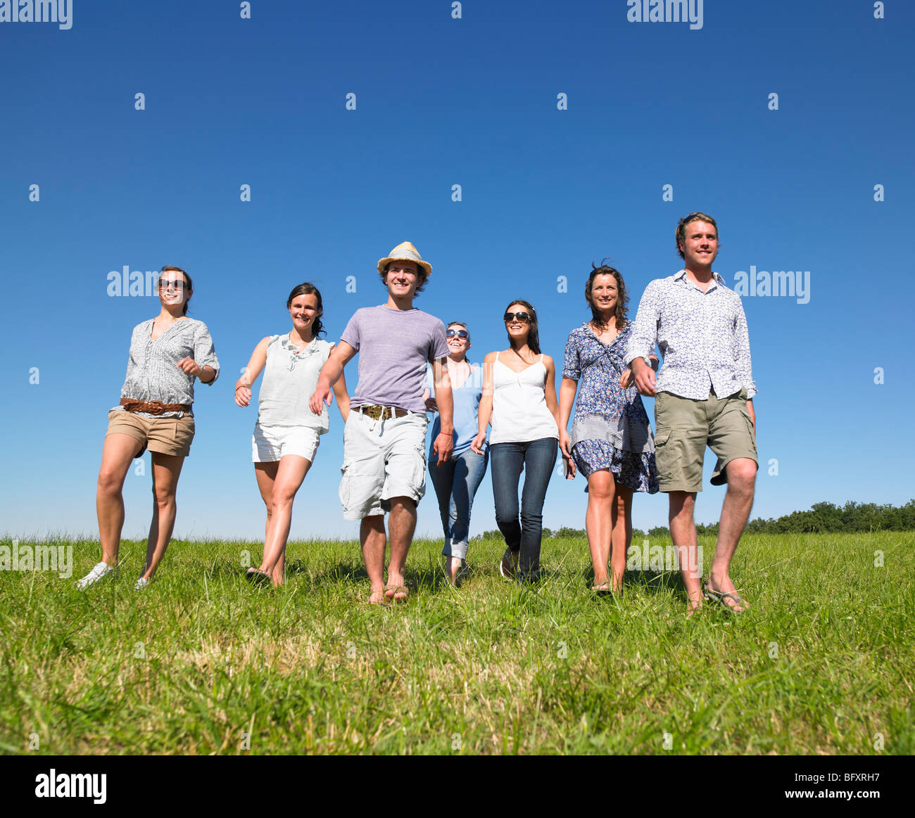 Группа людей в поле. Группа людей на природе. Фото группы людей на природе. Группа мужчин на природе.