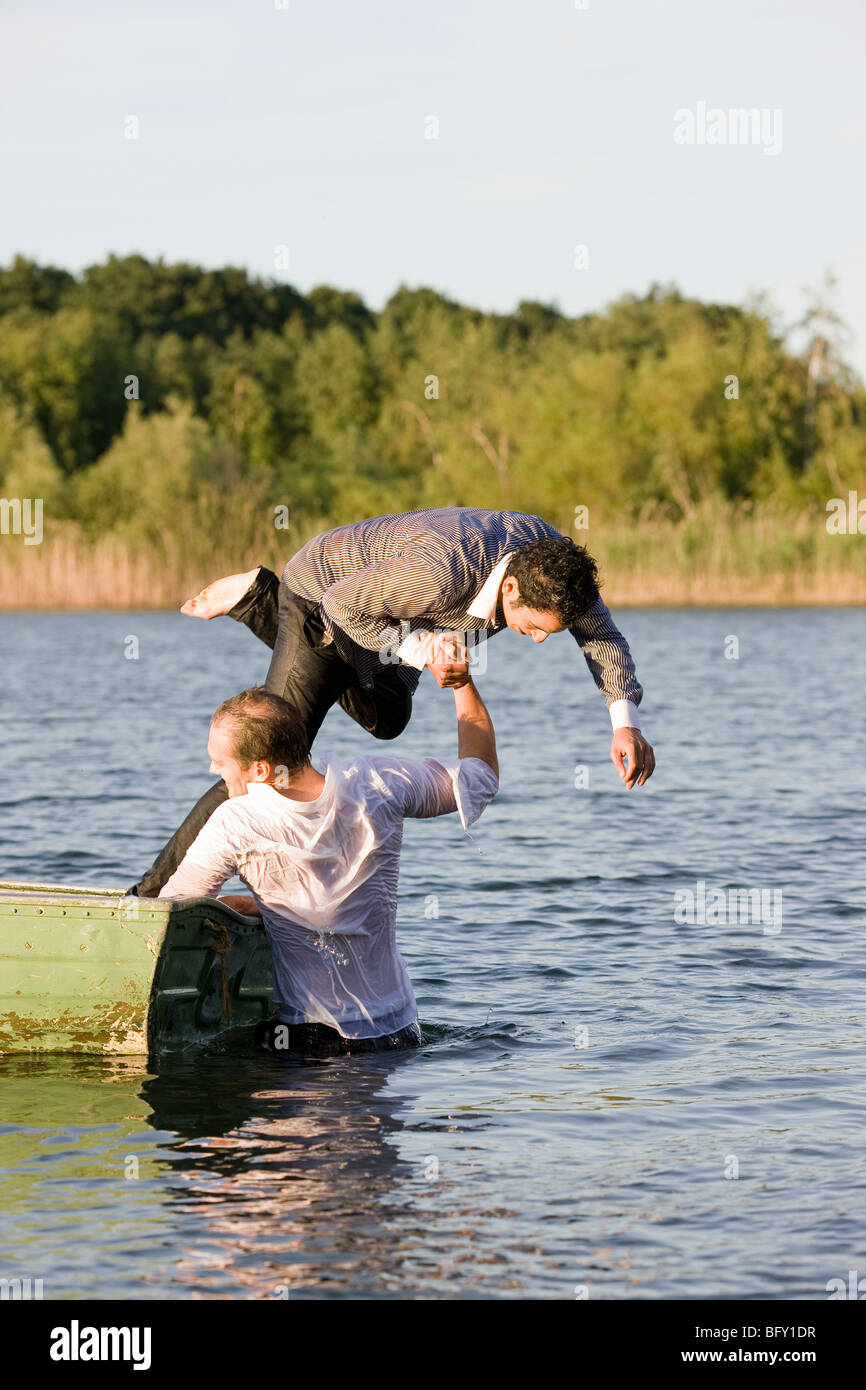 Камушки по воде. Бросок камня в воду. Камень скачет по воде. Камешки бросают в воду. Бросает камень в реку.
