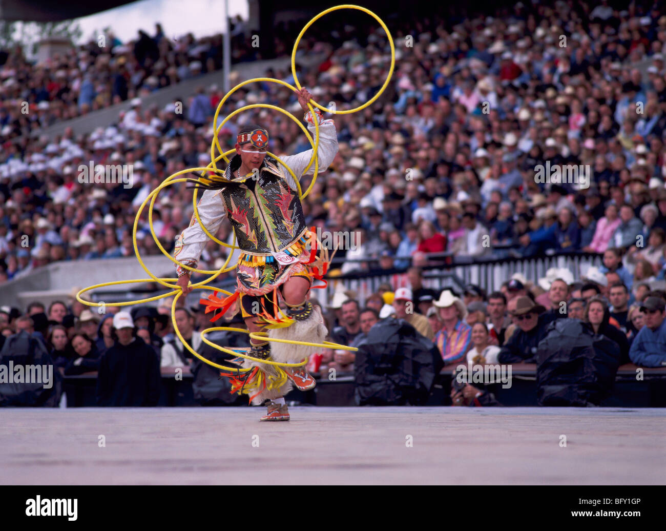 Native american hoop dance High Resolution Stock Photography and Images