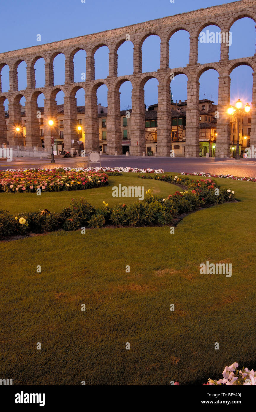 Roman aqueduct at night, Segovia. Castilla-León, Spain Stock Photo - Alamy