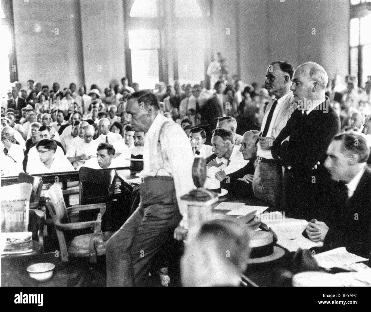 SCOPES MONKEY TRIAL  1925  Defence lawyer Clarence Darrow rests on a desk in the Rhea County Courthouse in Dayton, Tennessee Stock Photo