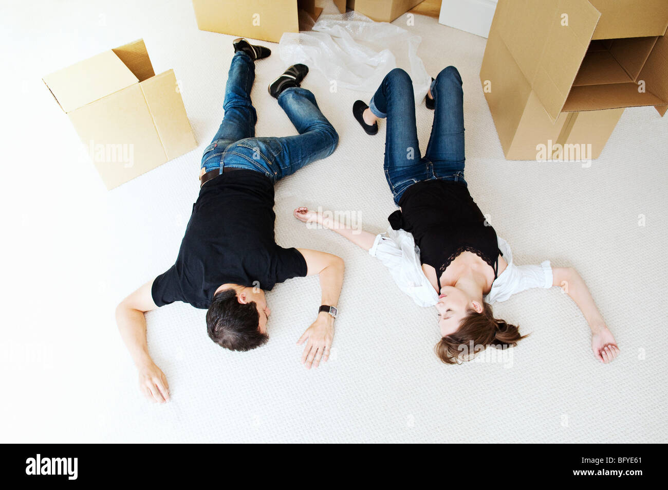 Человек с опущенной головой. Два уставших человека. Два уставших человека. Быстрая усталость в картинках подросток. Уставший человек.