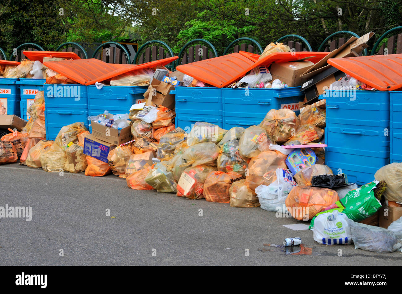 Rubbish in layby hires stock photography and images Alamy