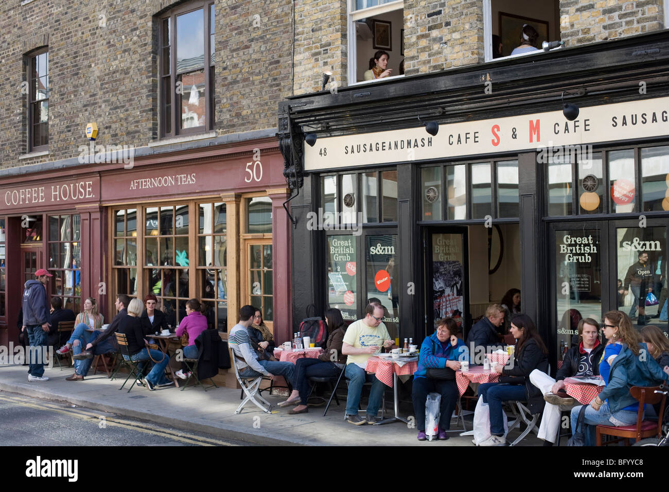 Sunday lunchtime diners at a cafe in Spitalields London Stock Photo