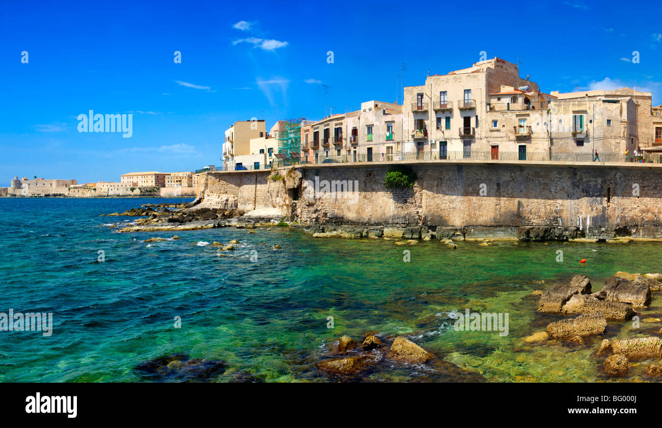 Town houses and sea wall, Syracuse ( Siracusa) , Sicily Stock Photo