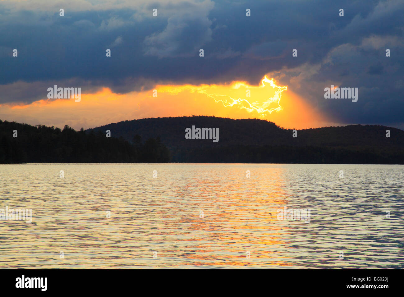 Blue mountain lake hi-res stock photography and images - Alamy