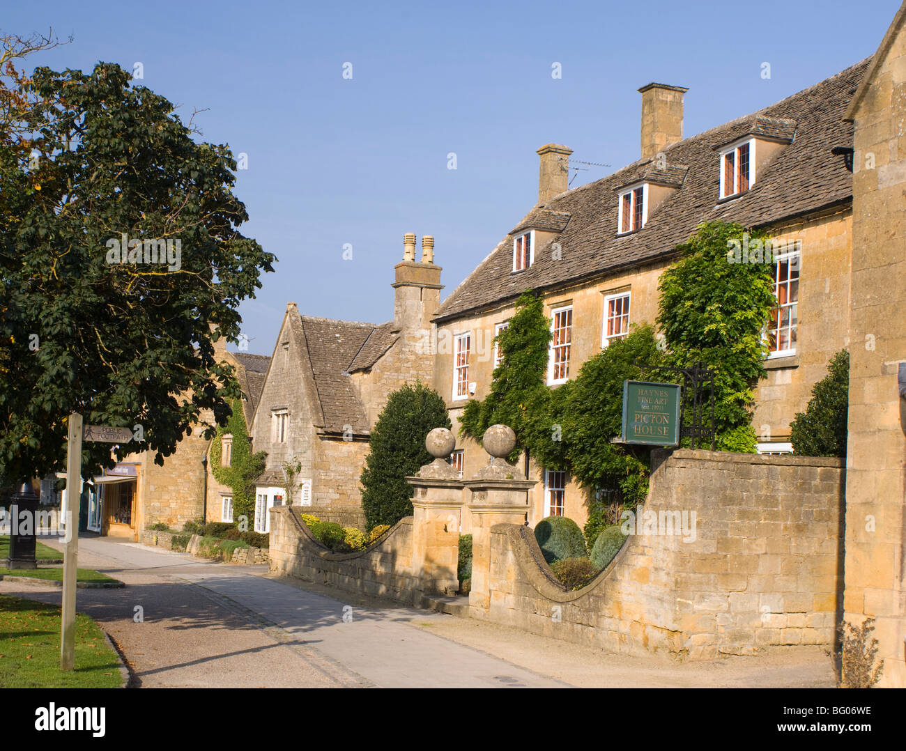Cotswold stone houses in the town of Broadway, Worcestershire, The Cotswolds, England, United Kingdom, Europe Stock Photo