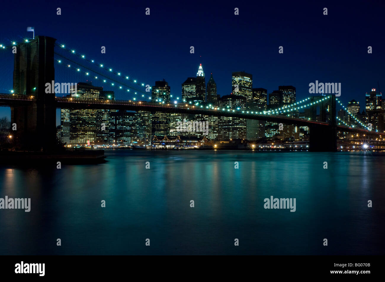 The Brooklyn Bridge and the Manhattan skyline at dusk, New York City ...