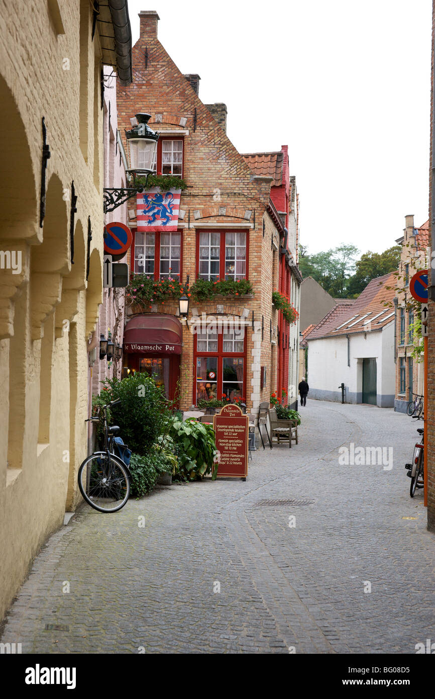 Brugge street restaurant hi-res stock photography and images - Alamy