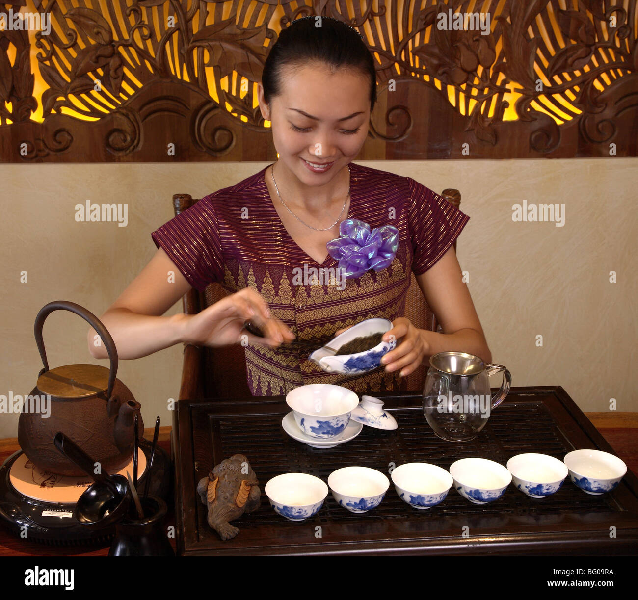 Woman making Chinese tea from Yunnan Province, China, Asia Stock Photo