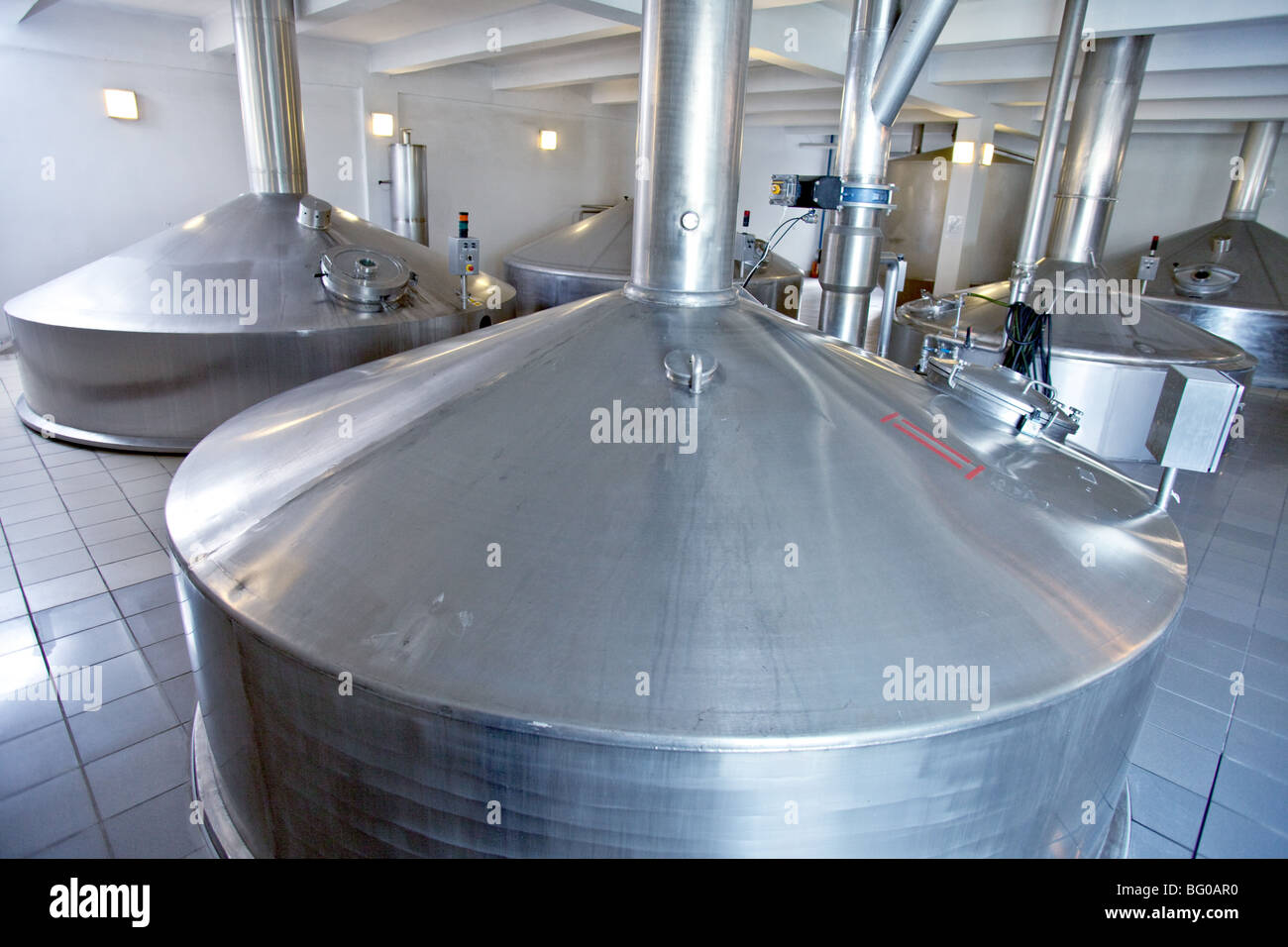 https://c8.alamy.com/comp/BG0AR0/modern-beer-brewing-kettle-in-a-brewery-in-poland-BG0AR0.jpg