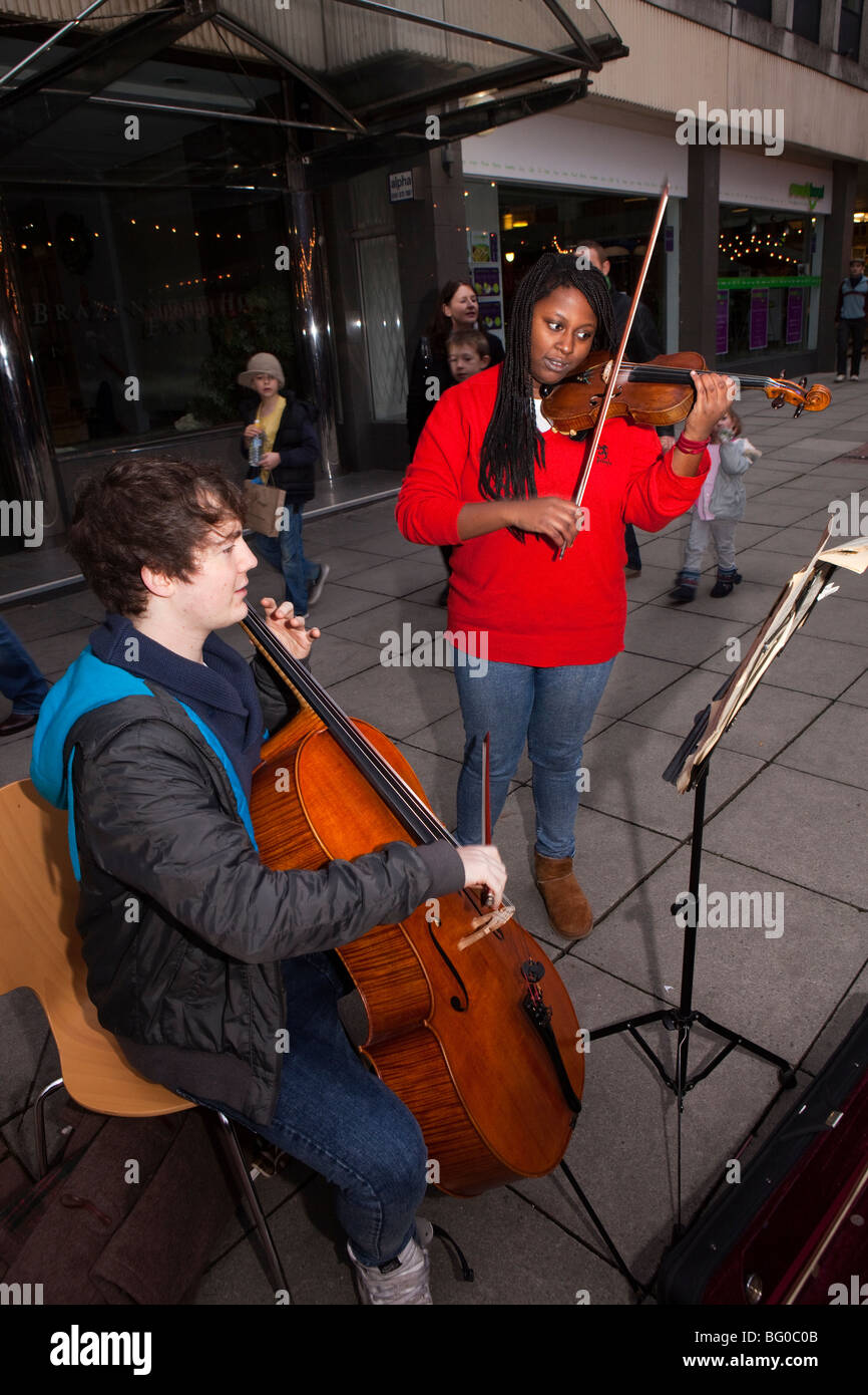 UK, England, Manchester, Albert Square, Brazennose Street, classical music buskers entertaining shoppers Stock Photo