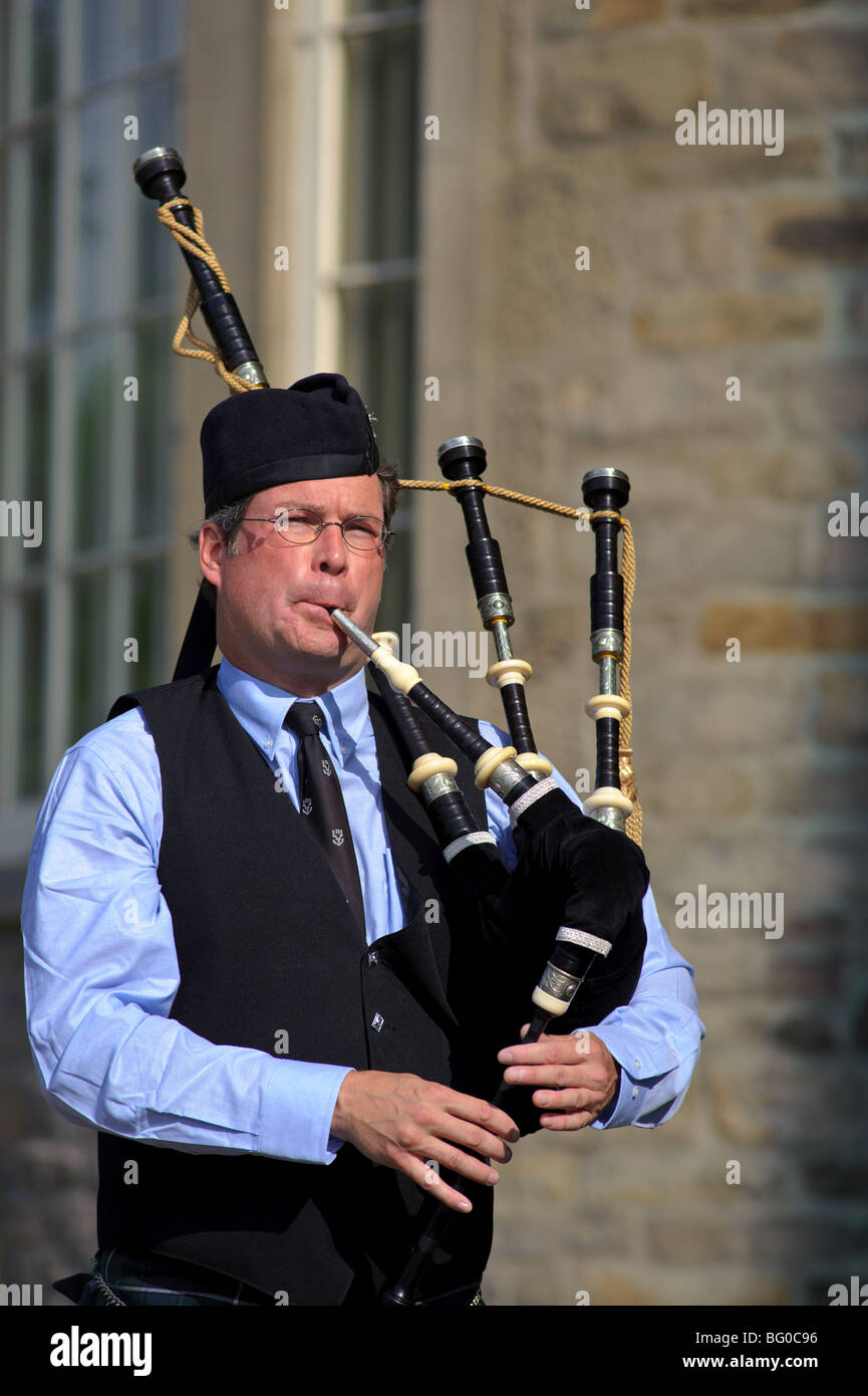 Bagpipes player hires stock photography and images Alamy