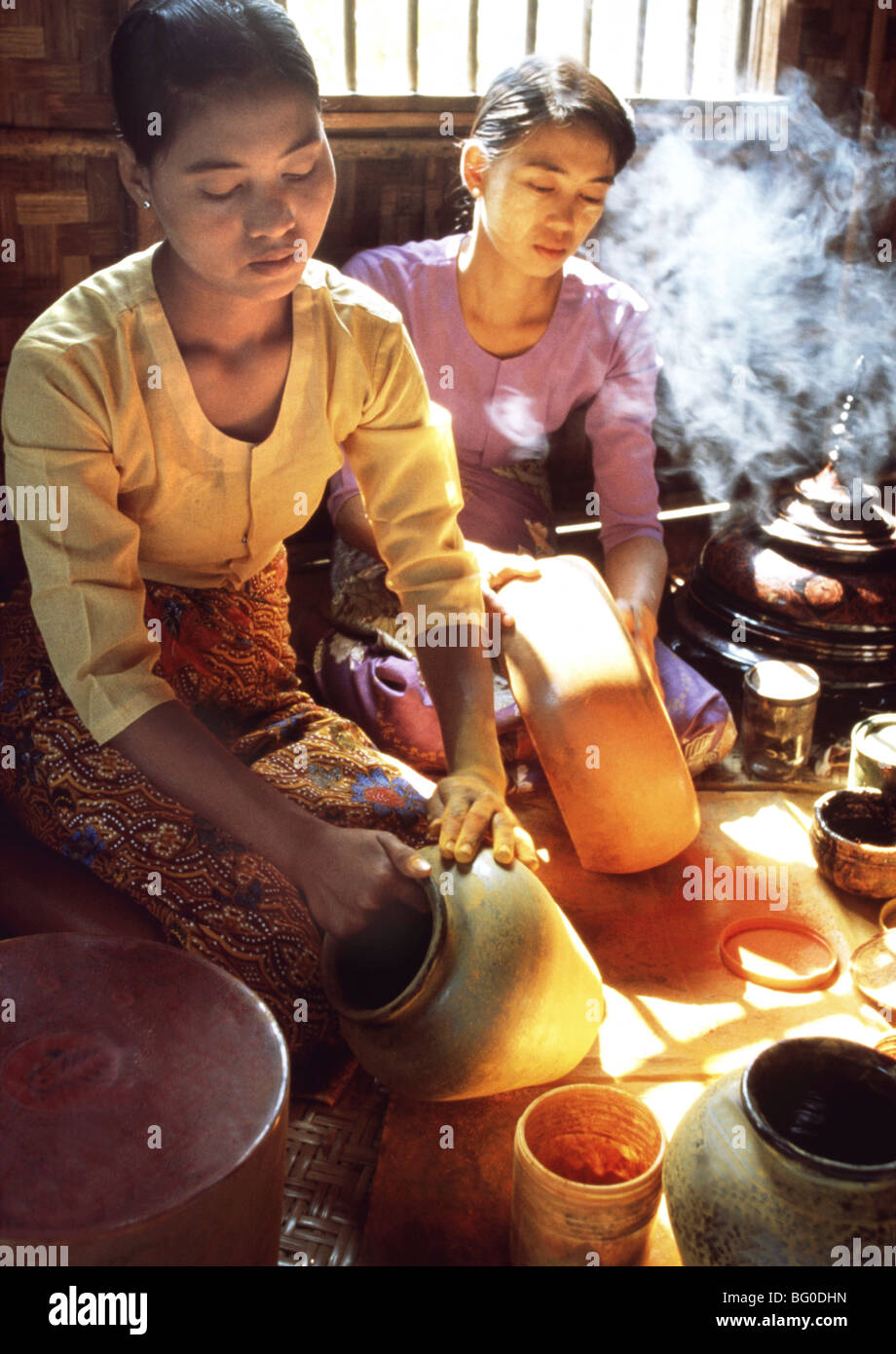 Lacquer craftsman in Bagan (Pagan), Myanmar (Burma), Asia Stock Photo