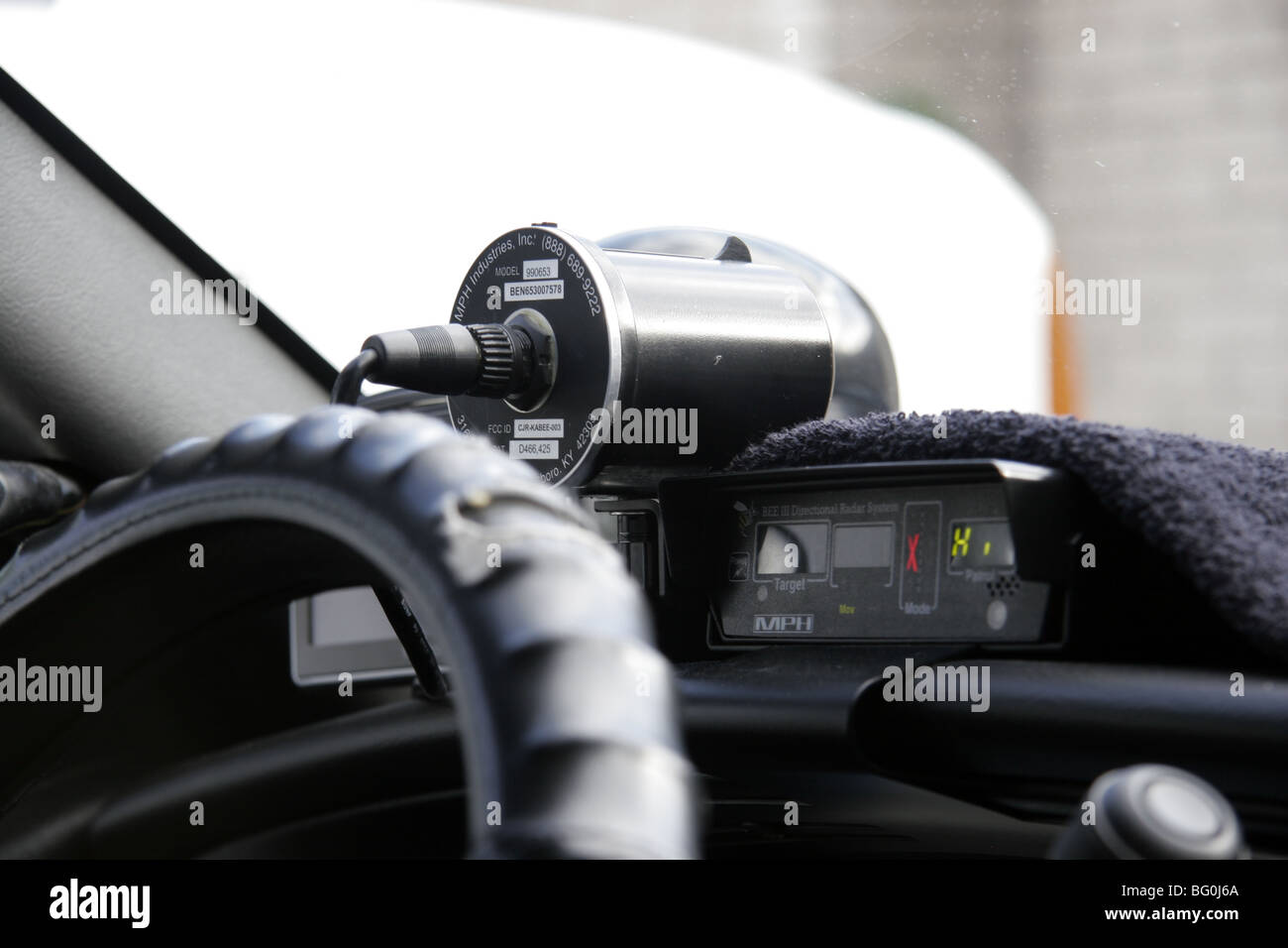 https://c8.alamy.com/comp/BG0J6A/police-speed-camera-fixed-to-dashboard-inside-a-police-car-BG0J6A.jpg