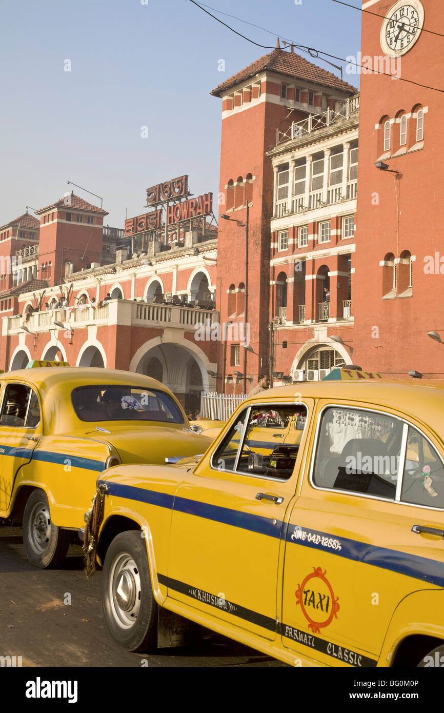 Yellow Ambassador taxis outside Howrah train station, Kolkata (Calcutta), West Bengal, India, Asia Stock Photo