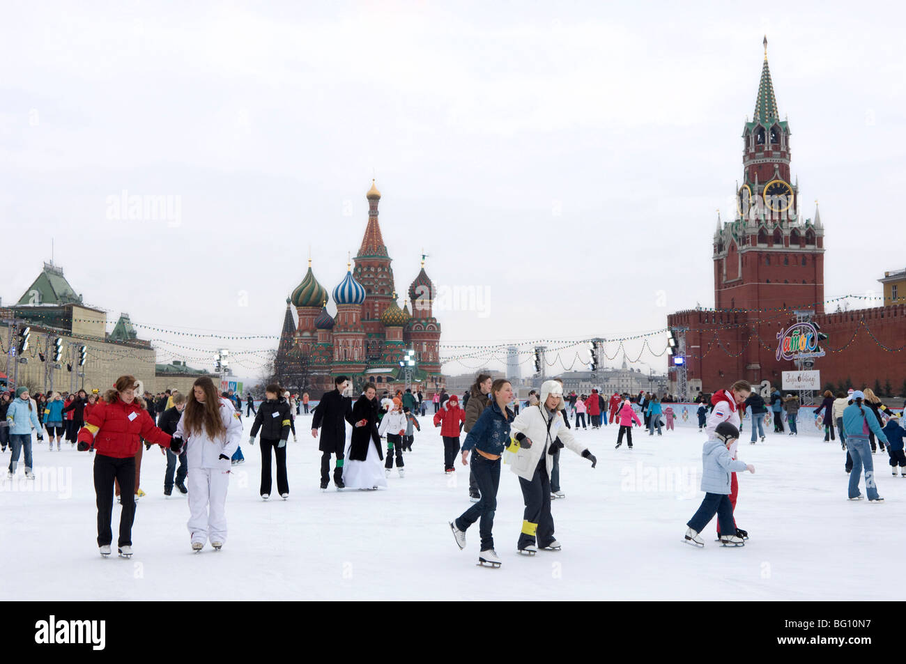 Площадь революции каток у гума. Гум каток 2023. Новогодний каток в москве на красной площади. Каток на красной площади 2022. Skating rink.